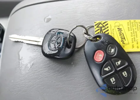 2008 Toyota Sienna Limited z USA, uszkodzony, nr VIN 5TDBK22C48S015504